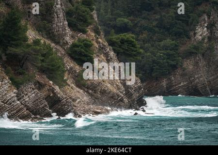 Eine schöne Aufnahme eines welligen Sees zwischen Klippen Stockfoto