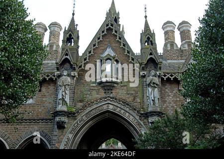 Eingang, Holly Village, Highgate, London, Großbritannien - Torbogen, Statuen Stockfoto