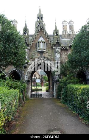 Eingang, Holly Village, Highgate, London, Großbritannien - Torbogen, Statuen Stockfoto