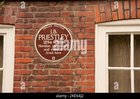 Das Schild zeigt, dass JB Priestley in diesem Haus wohnte, The Grove, Highgate, London, Großbritannien. Samuel Taylor Coleridge wohnte vorhin hier. Stockfoto