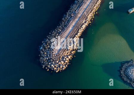 Zenithal Drohne Ansicht einer Hafenbarriere im Norden portugals, Sommerzeit Stockfoto