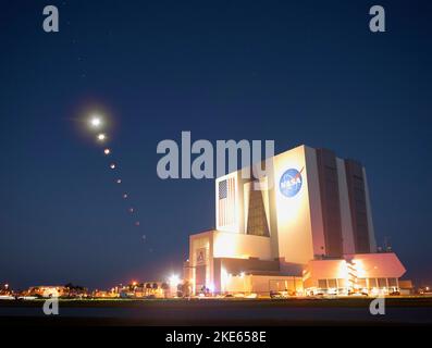 Kennedy Space Center, Vereinigte Staaten von Amerika. 08. November 2022. Ein zusammengesetztes Bild aus zehn Fotografien, die das Fortschreiten des Mondes während einer totalen Mondfinsternis über dem Vehicle Assembly Building im Kennedy Space Center, 8. November 2022, in Cape Canaveral, Florida, zeigen. Quelle: Joel Kowsky/NASA/Alamy Live News Stockfoto