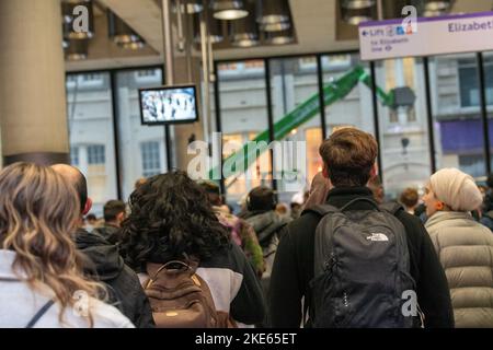 London, Großbritannien. 10.. November 2022. U-Bahnstreiks in London führten zu großen Warteschlangen an Bushaltestellen und den Stationen der Elizabeth Line. Quelle: Ian Davidson/Alamy Live News Stockfoto