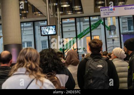 London, Großbritannien. 10.. November 2022. U-Bahnstreiks in London führten zu großen Warteschlangen an Bushaltestellen und den Stationen der Elizabeth Line. Quelle: Ian Davidson/Alamy Live News Stockfoto