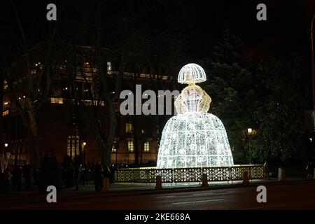 Madrid, Spanien - 28.. Dezember 2021, Weihnachtslichter in Form von Velazquez's Menina. Stockfoto
