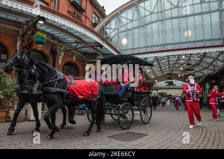 Windsor, Großbritannien. 10.. November 2022. Windsor Carriages, unterstützt von einem Team von Santas, sammeln Mittel für den Alexander Devine Kinderhospiz-Service im Windsor Royal Shopping Centre. Windsor-Wagen sind seit 1849 für die Bereitstellung von Wagen in Windsor und Umgebung zugelassen. Der Alexander Devine Children's Hospice Service bietet spezialisierte Betreuung und Unterstützung für Kinder mit lebensbedrohlichen und lebensbedrohlichen Erkrankungen sowie deren Familien in den Bezirken von Bekshire und Umgebung. Kredit: Mark Kerrison/Alamy Live Nachrichten Stockfoto