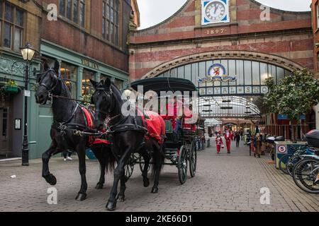 Windsor, Großbritannien. 10.. November 2022. Windsor Carriages, unterstützt von einem Team von Santas, sammeln Mittel für den Alexander Devine Kinderhospiz-Service im Windsor Royal Shopping Centre. Windsor-Wagen sind seit 1849 für die Bereitstellung von Wagen in Windsor und Umgebung zugelassen. Der Alexander Devine Children's Hospice Service bietet spezialisierte Betreuung und Unterstützung für Kinder mit lebensbedrohlichen und lebensbedrohlichen Erkrankungen sowie deren Familien in den Bezirken von Bekshire und Umgebung. Kredit: Mark Kerrison/Alamy Live Nachrichten Stockfoto