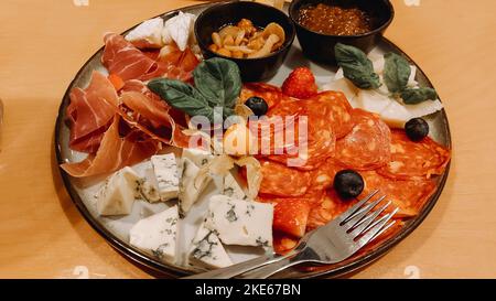 Italienische Salami-Fleischplatte - Schinken, bresaola, Pancetta, Salami und Parmesan. Köstlich Stockfoto