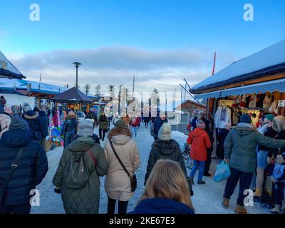 Zakopane, Polen - 29. Dezember 2021: Viele alte Objekte wurden während eines Flohmarktes auf einem der Plätze der Stadt zum Verkauf angeboten. Es gibt Menschen, die ein Stockfoto
