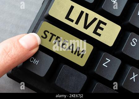 Hand schreiben Zeichen Live Stream. Wort für die Übertragung eines Video- oder Audiomaterials unter Verwendung des Internets Stockfoto