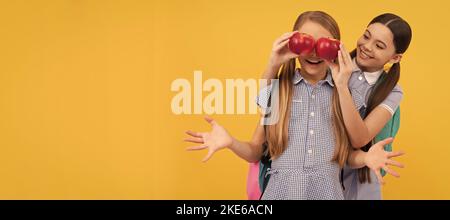 Frucht für das fruchtige Gesicht. Glückliche Freunde haben Spaß mit Äpfeln. Obst macht schön. Banner der Schülerin. Schulkind Schüler Porträt Stockfoto