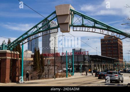 Milwaukee, WI, USA April 10 2022: Historisches Third ward-Schild über East St Paul Avenue und Public Market in der Innenstadt von Milwaukee, Wisconsin. Das ist ein Leben Stockfoto