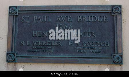 Milwaukee, WI, USA April 10 2022: Schild der St Paul Ave Bridge in der Innenstadt von Milwaukee, Wisconsin. Die Brücke wurde 1966 eingeweiht. Stockfoto