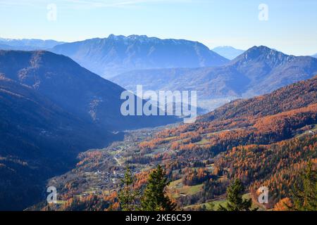 Herbstlandschaft im Mocheni-Tal, Baselga di Pine, Italien. Blick auf die Berge Stockfoto