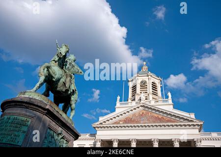 Reiterstatue von Godfrey von Bouillon (von Eugène Simonis, 1948) und Spitze der Kirche Saint Jacques-sur-Coudenberg am Place Royale, Brussel, Belgien Stockfoto