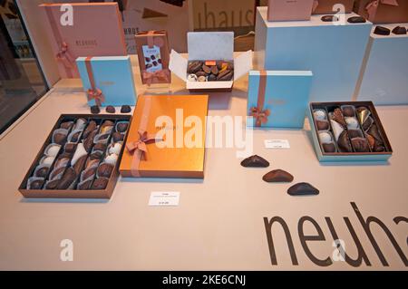 Schachteln mit Pralinen im Schaufenster von Neuhaus, Brüssel, Belgien Stockfoto