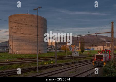 Chemiefabriken in Linz Stadt in Farbe sonnig schmutzigen Abend Stockfoto