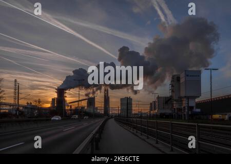 Chemiefabriken in Linz Stadt in Farbe sonnig schmutzigen Abend Stockfoto