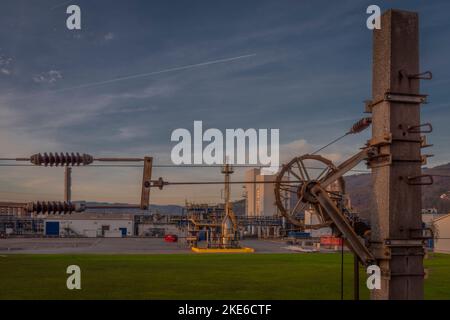 Chemiefabriken in Linz Stadt in Farbe sonnig schmutzigen Abend Stockfoto