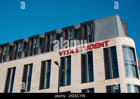 Newcastle Großbritannien: 2. Okt 2022: Newcastle Stadtzentrum an einem sonnigen Morgen. Vita Studentenunterkunft an der Westgate Road Stockfoto