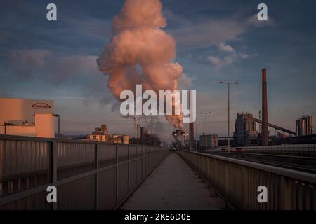 Chemiefabriken in Linz Stadt in Farbe sonnig schmutzigen Abend Stockfoto