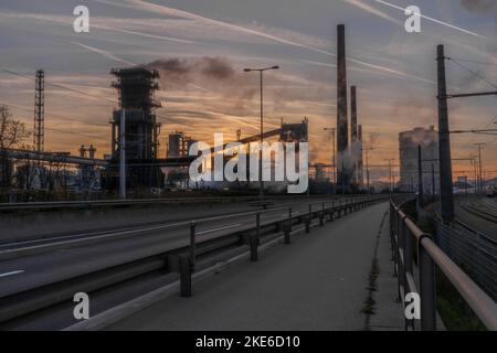 Chemiefabriken in Linz Stadt in Farbe sonnig schmutzigen Abend Stockfoto