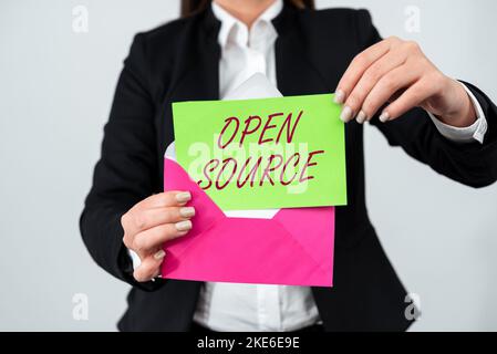 Konzeptionelle Darstellung Open Source. Word written on enthält den Quellcode, der geändert und verbessert werden kann Stockfoto