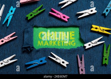 Textüberschrift mit Darstellung von Online-Marketing, Geschäftspraktiken zur Nutzung von Webkanälen zur Verbreitung einer Botschaft Stockfoto