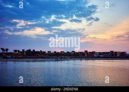 Bild eines malerischen Sonnenuntergangs über der ägyptischen Küste. Stockfoto