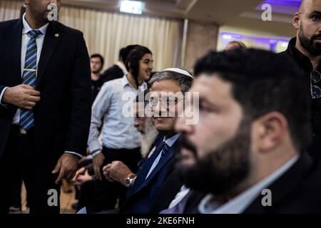 Jerusalem, Israel. 10.. November 2022. Itamar Ben Gvir, Vorsitzender der rechtsextremen Otzma Yehudit (Jüdische Macht) Partei Israels, nimmt an einer Gedenkfeier für den umstrittenen Rabbiner Meir Kahane Teil. Meir Kahane war ein israelisch-amerikanischer Rabbiner, der am 05. November 1990 im New York Marriott East Side Hotel in Manhattan vom in Ägypten geborenen Amerikaner El Sayyid Nosair ermordet wurde. Quelle: Ilia Yefimovich/dpa/Alamy Live News Stockfoto