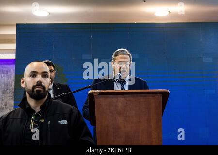 Jerusalem, Israel. 10.. November 2022. Itamar Ben Gvir, Vorsitzender der rechtsextremen Otzma Yehudit (Jüdische Macht) Partei Israels, spricht während einer Gedenkfeier für den verstorbenen umstrittenen Rabbiner Meir Kahane. Meir Kahane war ein israelisch-amerikanischer Rabbiner, der am 05. November 1990 im New York Marriott East Side Hotel in Manhattan vom in Ägypten geborenen Amerikaner El Sayyid Nosair ermordet wurde. Quelle: Ilia Yefimovich/dpa/Alamy Live News Stockfoto