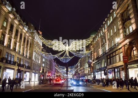 London, Großbritannien. 10.. November 2022. Weihnachtsbeleuchtung in der Regent Street. Kredit: Vuk Valcic/Alamy Live Nachrichten Stockfoto