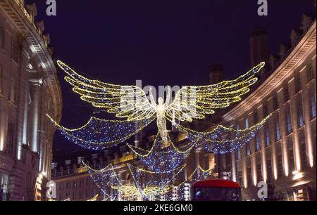 London, Großbritannien. 10.. November 2022. Weihnachtsbeleuchtung in der Regent Street. Kredit: Vuk Valcic/Alamy Live Nachrichten Stockfoto