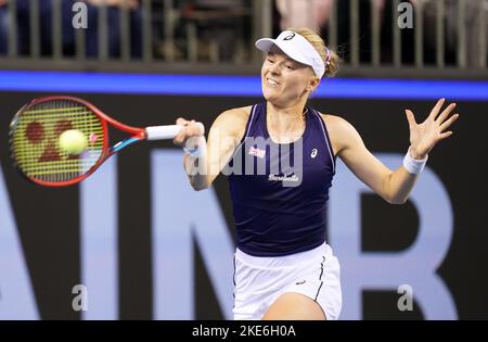 Die britische Harriet Dart im Einsatz gegen die spanische Paula Badosa am dritten Tag des Etappenschlages der Billie Jean King Cup Group zwischen Spanien und Großbritannien in der Emirates Arena in Glasgow. Ausgabedatum: Donnerstag, 10. November 2022. Stockfoto