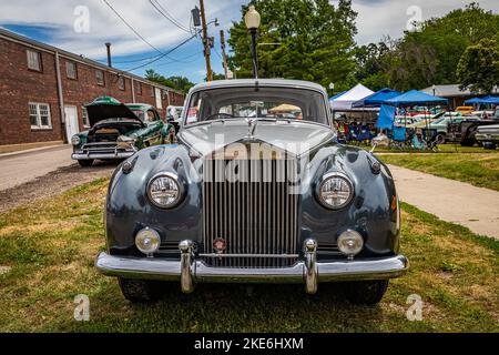 Des Moines, IA - 02. Juli 2022: Hochperspektivische Vorderansicht einer Rolls Royce Silver Cloud II Limousine aus dem Jahr 1960 auf einer lokalen Automobilausstellung. Stockfoto