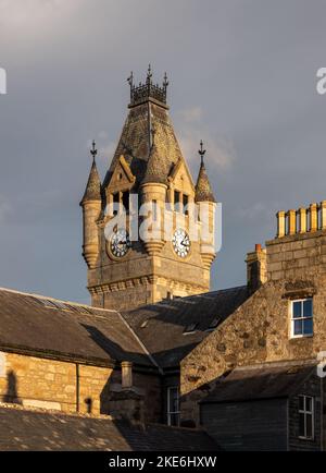 9. November 2022. Huntly, Aberdeenshire, Schottland. Dies ist der Uhrturm in der Stewarts Hall im Huntly Town Center, der die letzten Sonnenstrahlen bekommt. Stockfoto