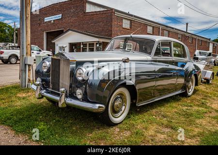 Des Moines, IA - 02. Juli 2022: Vorderansicht einer Rolls Royce Silver Cloud II Limousine aus dem Jahr 1960 auf einer lokalen Automobilausstellung. Stockfoto