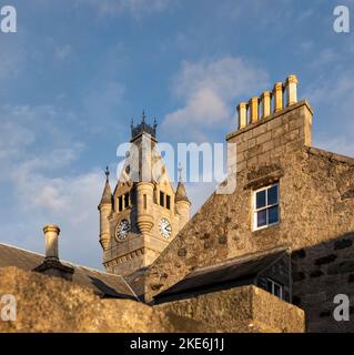 9. November 2022. Huntly, Aberdeenshire, Schottland. Dies ist der Uhrturm in der Stewarts Hall im Huntly Town Center, der die letzten Sonnenstrahlen bekommt. Stockfoto