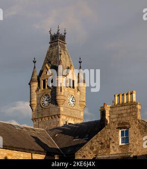 9. November 2022. Huntly, Aberdeenshire, Schottland. Dies ist der Uhrturm in der Stewarts Hall im Huntly Town Center, der die letzten Sonnenstrahlen bekommt. Stockfoto