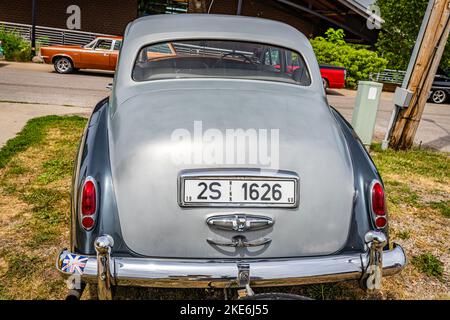 Des Moines, IA - 02. Juli 2022: Hochperspektivische Rückansicht einer Rolls Royce Silver Cloud II Limousine aus dem Jahr 1960 auf einer lokalen Automobilausstellung. Stockfoto
