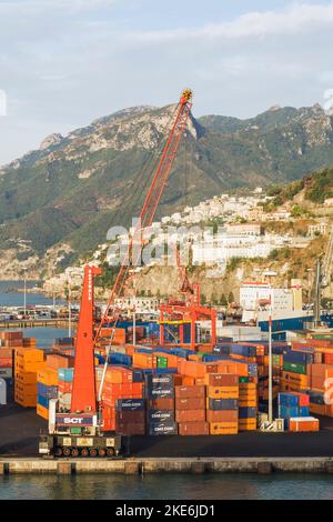 Portalkran und gestapelte Transportbehälter auf dem Dock im Hafen von Salerno, Region Kampanien, Italien Stockfoto