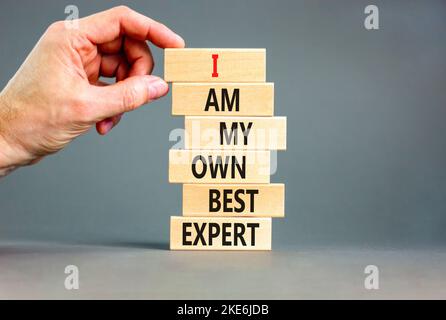 Ich bin mein eigenes bestes Expertensymbol. Concept Words Ich bin mein eigener bester Experte für Holzblöcke auf einem schönen grauen table grey background. Geschäftsmann Hand. Bu Stockfoto