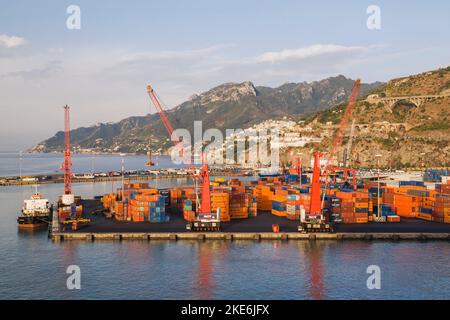 Portalkrane und gestapelte Versandcontainer am Dock im Hafen von Salerno, Region Kampanien, Italien. Stockfoto