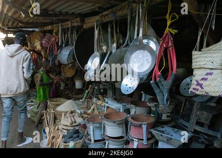 Mtowambu, Tansania - 12.. Oktober 2022: Ein Hausbedarf steht auf einem Markt in Mtowambu, Tansania. Stockfoto