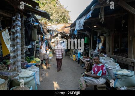 Mtowambu, Tansania - 12.. Oktober 2022: Ein Marktplatz in der Kleinstadt Mtowanbu, Tansania. Stockfoto