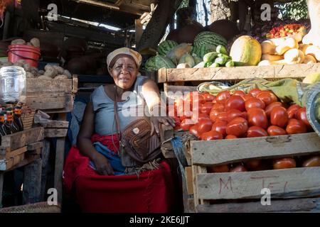 Mtowambu, Tansania - 12.. Oktober 2022: Ein Marktverkäufer in der Kleinstadt Mtowanbu, Tansania. Stockfoto