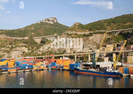 Mecit Kaptan Frachtschiff mit gestapelten Schiffscontainern und Portalkranen am Dock im Hafen von Salerno, Region Kampanien, Italien. Stockfoto