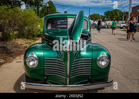 Des Moines, IA - 02. Juli 2022: Hochperspektivische Vorderansicht eines 1940 Plymouth Business Coupés auf einer lokalen Automobilmesse. Stockfoto