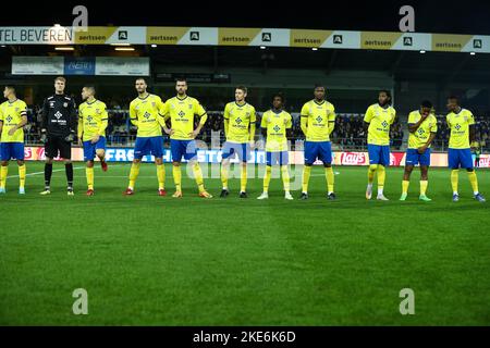Beveren, Belgien, 10. November 2022, Beverens Spieler vor einem Fußballspiel zwischen SK Beveren (1B) und dem Royal Antwerp FC, Donnerstag, 10. November 2022 in Beveren, im Finale des Croky Cup Belgian Cup 1/16. BELGA FOTO DAVID PINTENS Stockfoto