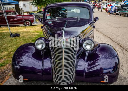 Des Moines, IA - 02. Juli 2022: Hochperspektivische Vorderansicht einer Chevrolet Master Deluxe 2-Türlimousine aus dem Jahr 1938 auf einer lokalen Automobilausstellung. Stockfoto